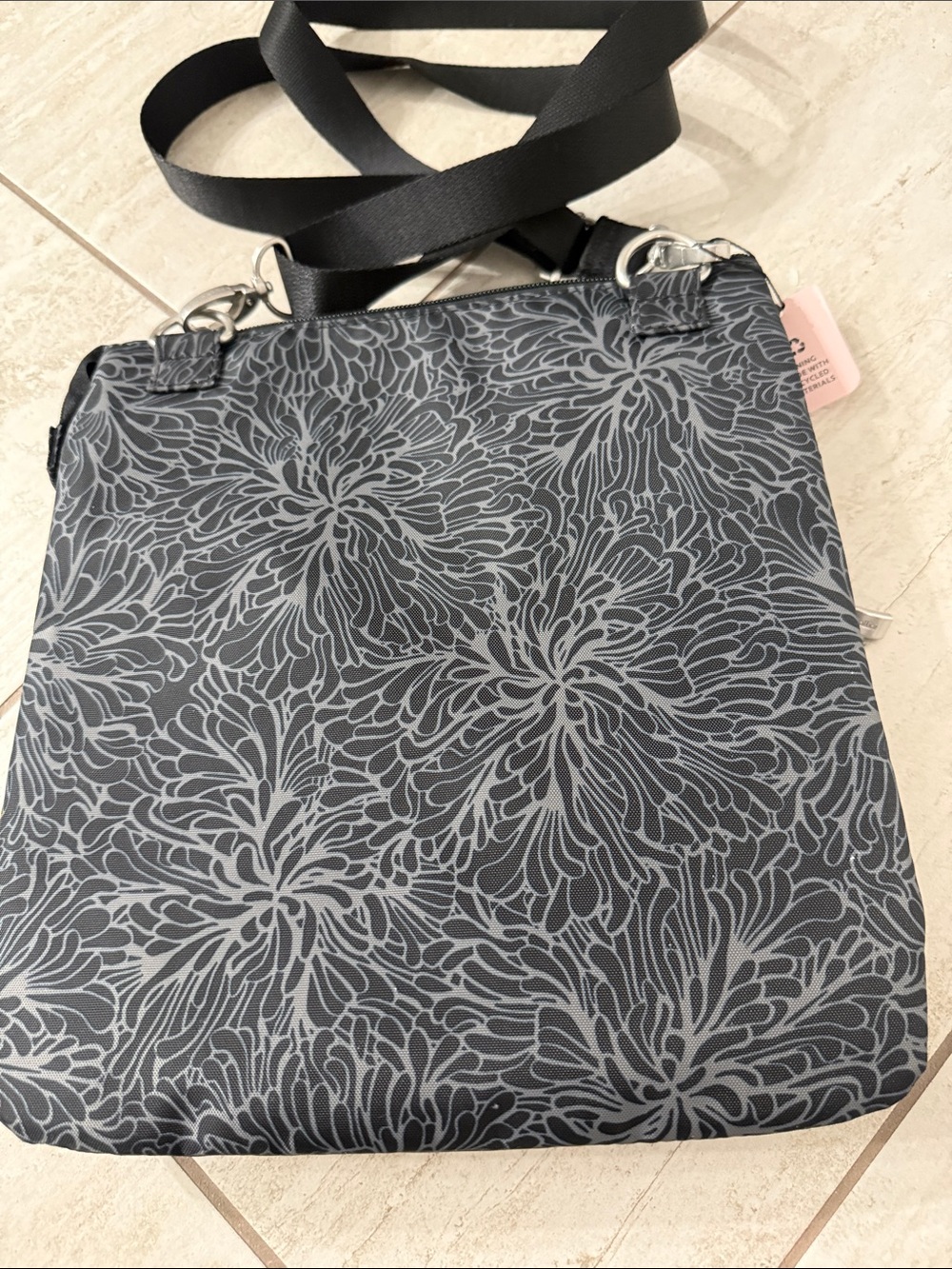 Baggallini Gray Floral Lightweight Crossbody..NWT ..out & about bag - Picture 6 of 8